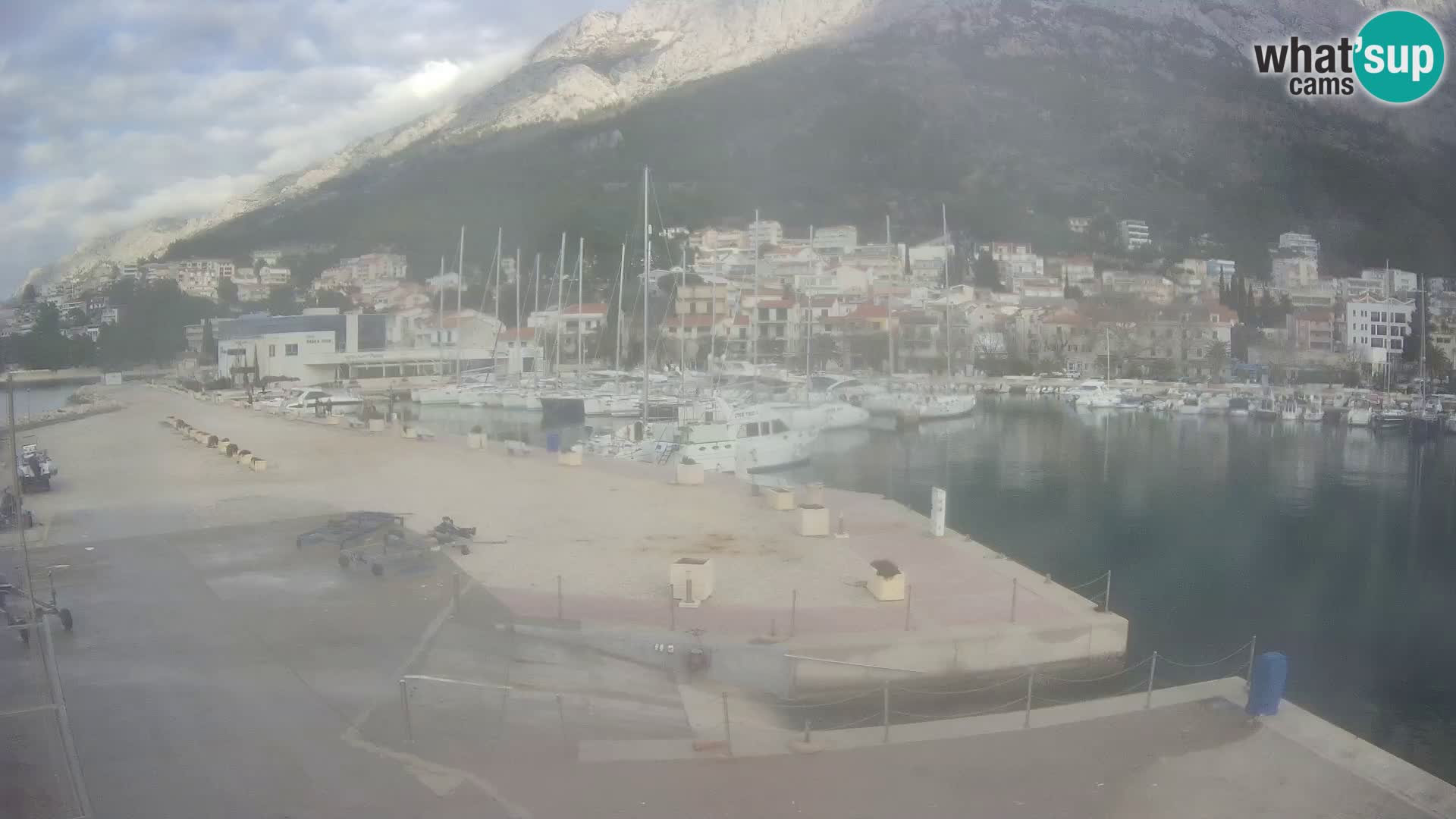 Webcam Basca Voda –  Vista desde el puerto deportivo de la ciudad y la montaña Biokovo