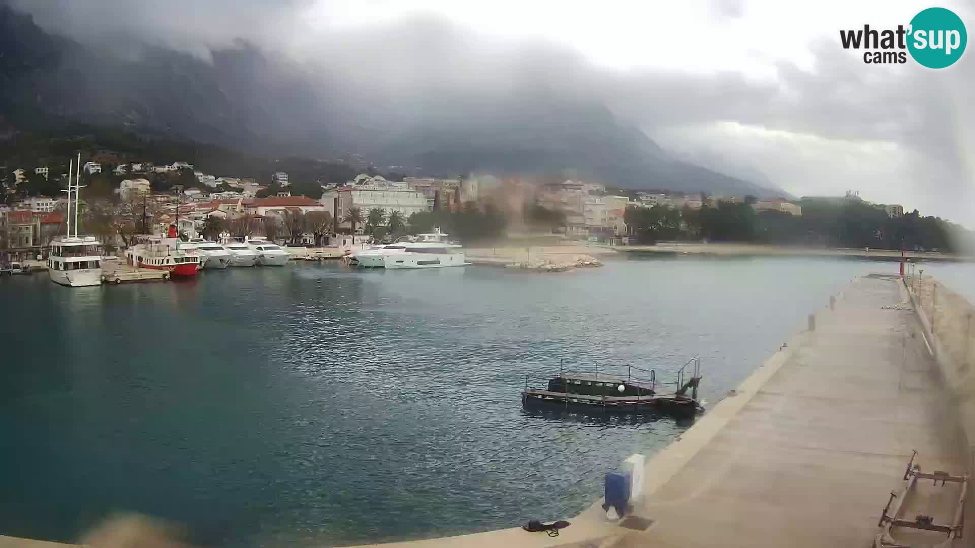 Vue du port de plaisance de la ville et la montagne Biokovo