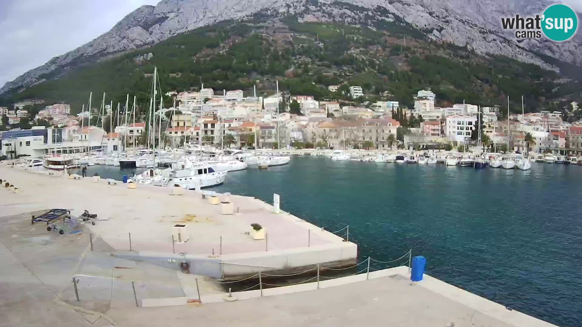 Vue du port de plaisance de la ville et la montagne Biokovo