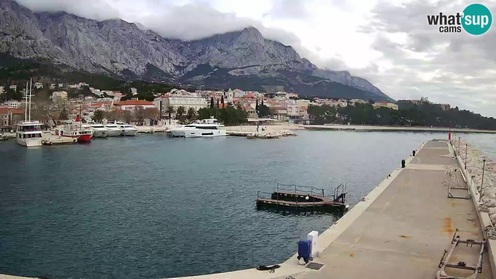 Vue du port de plaisance de la ville et la montagne Biokovo