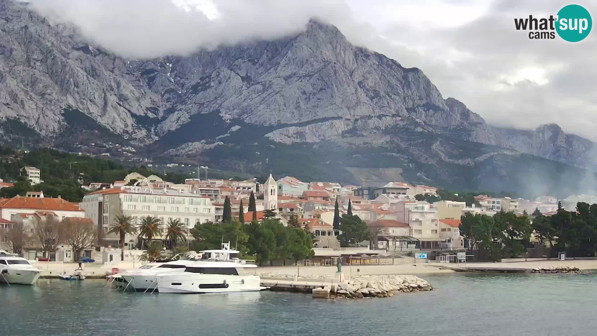 Vue du port de plaisance de la ville et la montagne Biokovo