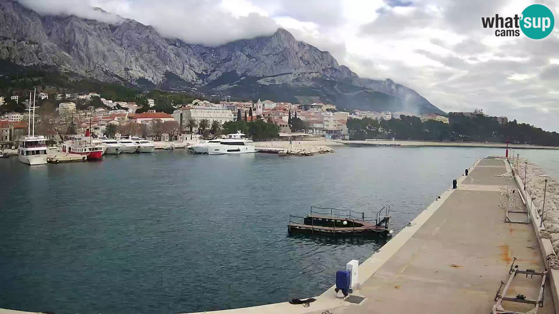 Vue du port de plaisance de la ville et la montagne Biokovo