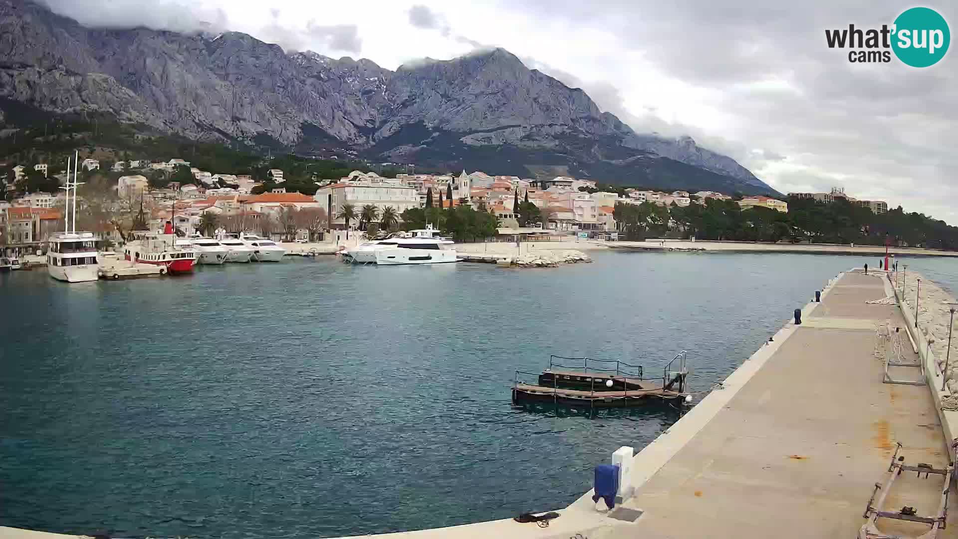 Vue du port de plaisance de la ville et la montagne Biokovo