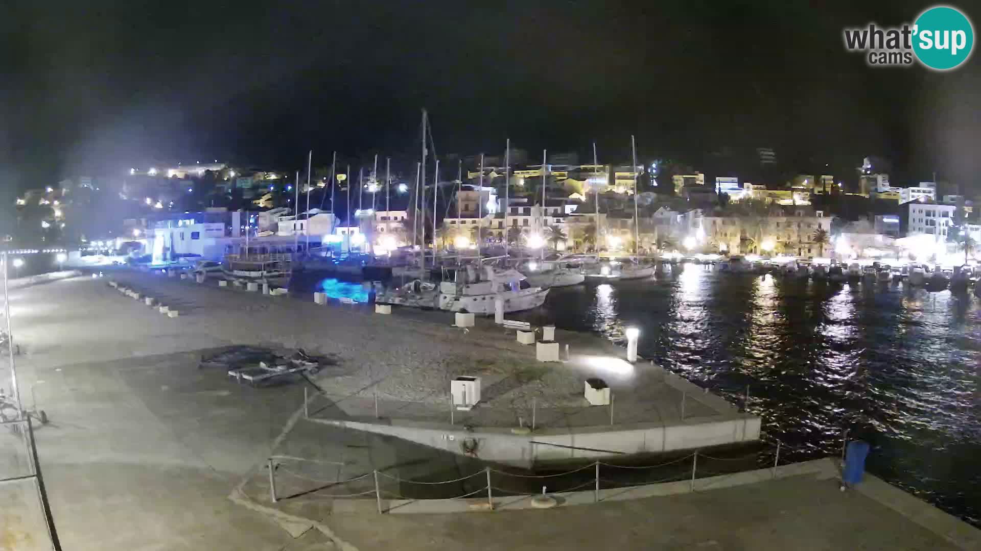 Vue du port de plaisance de la ville et la montagne Biokovo