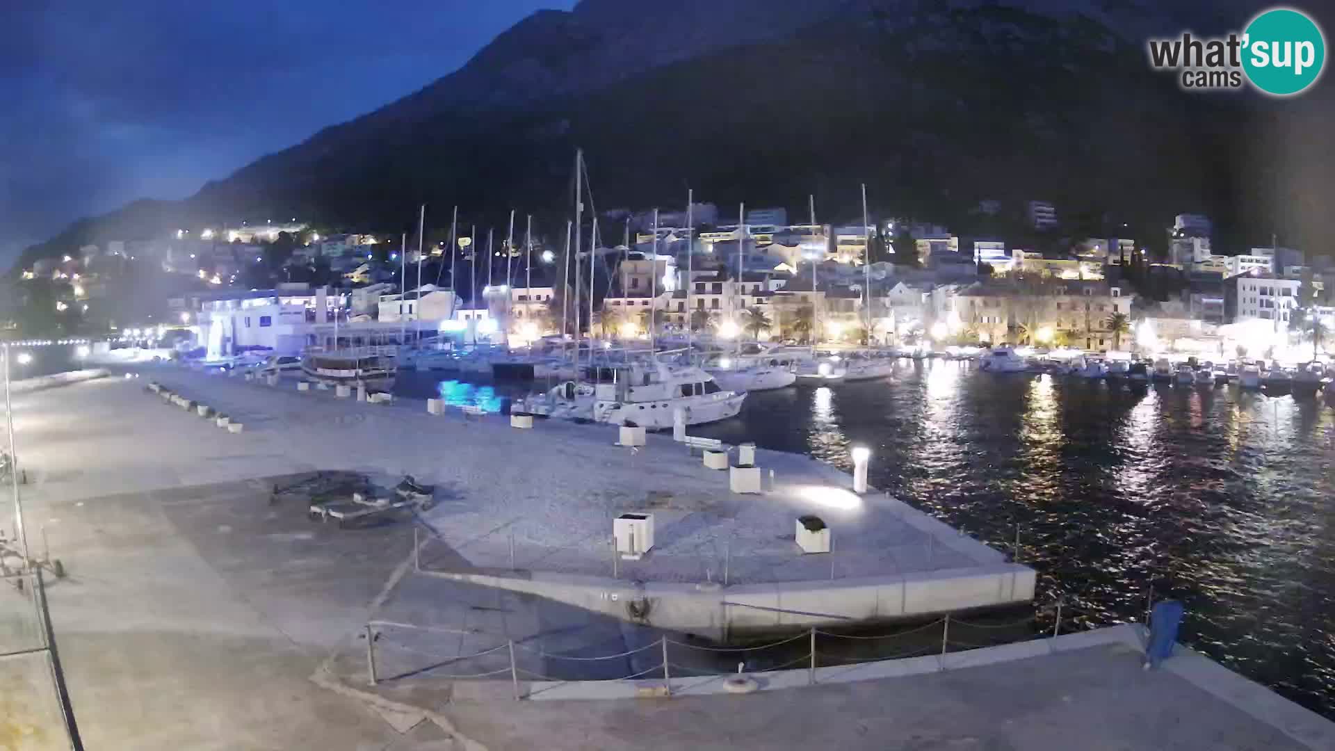 Vue du port de plaisance de la ville et la montagne Biokovo