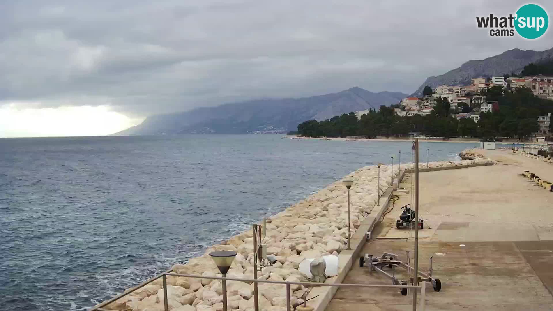 Vue du port de plaisance de la ville et la montagne Biokovo