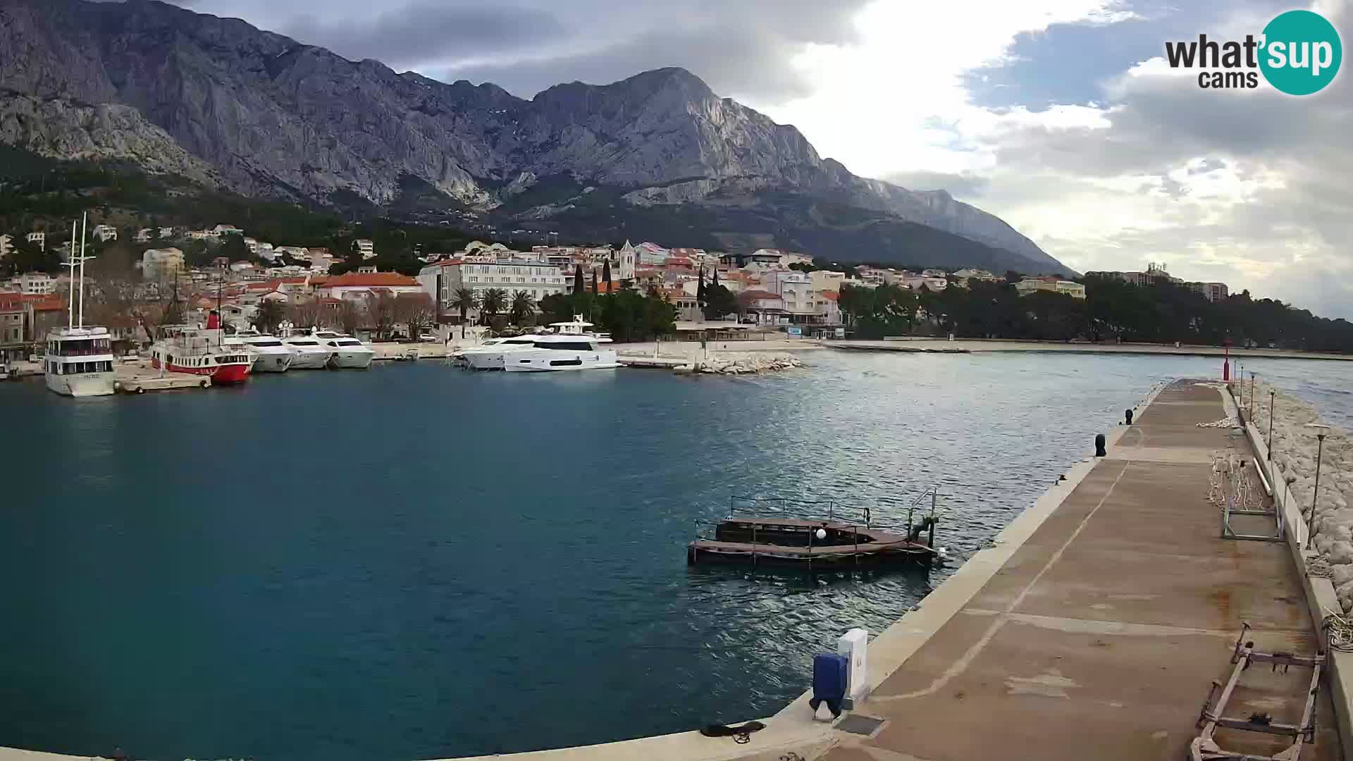 Webcam Basca Voda –  Vista desde el puerto deportivo de la ciudad y la montaña Biokovo