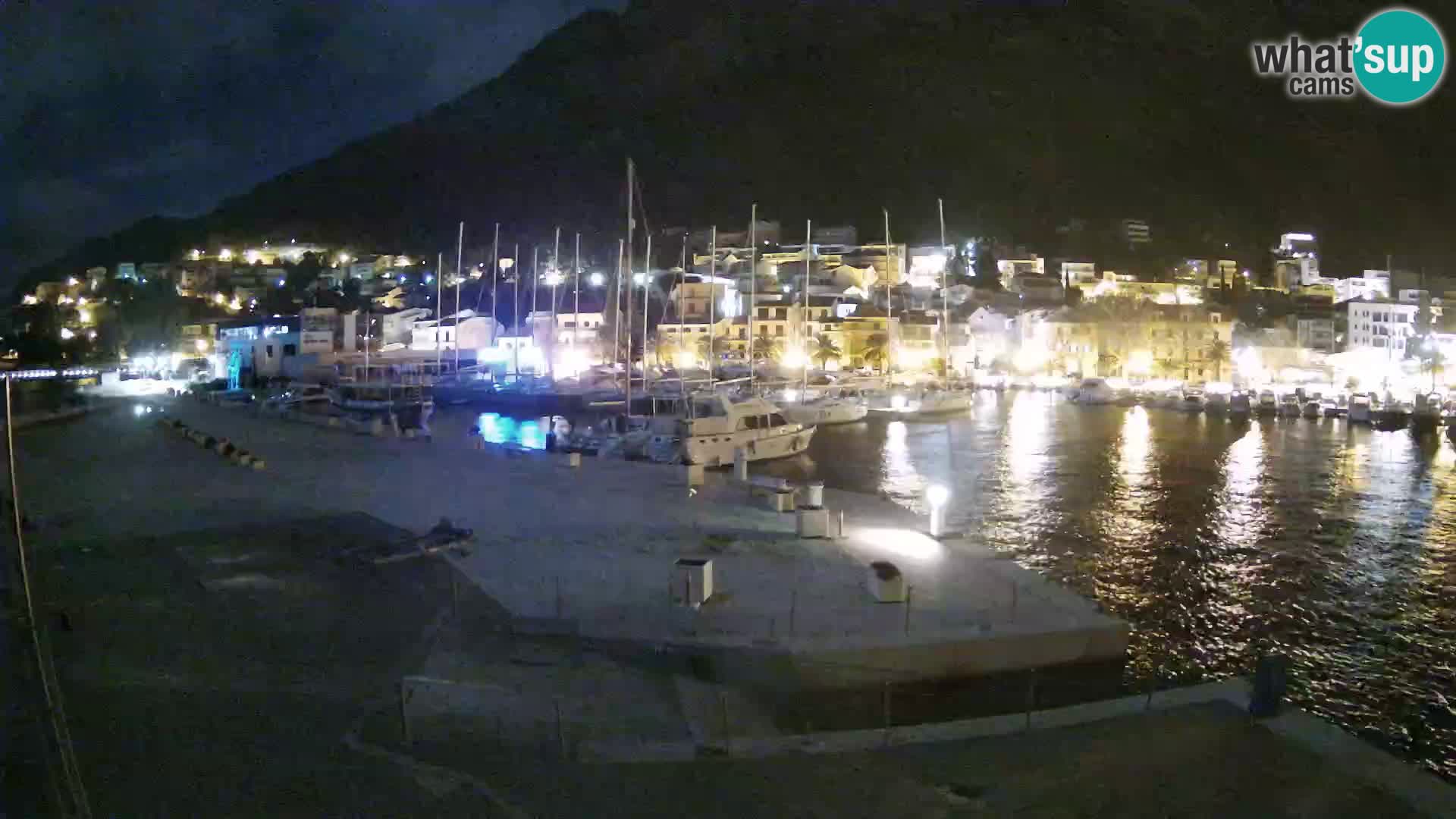 Vue du port de plaisance de la ville et la montagne Biokovo