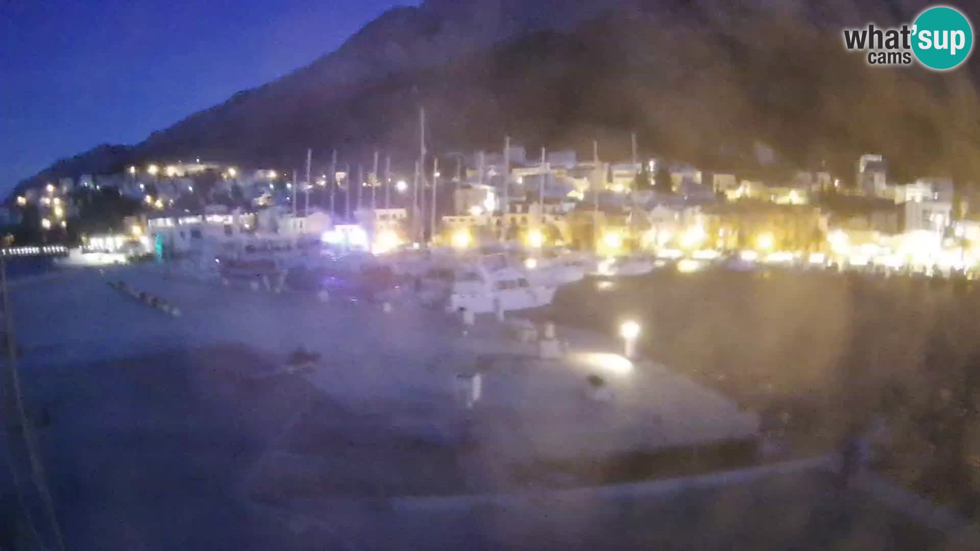 Webcam Basca Voda –  Vista desde el puerto deportivo de la ciudad y la montaña Biokovo