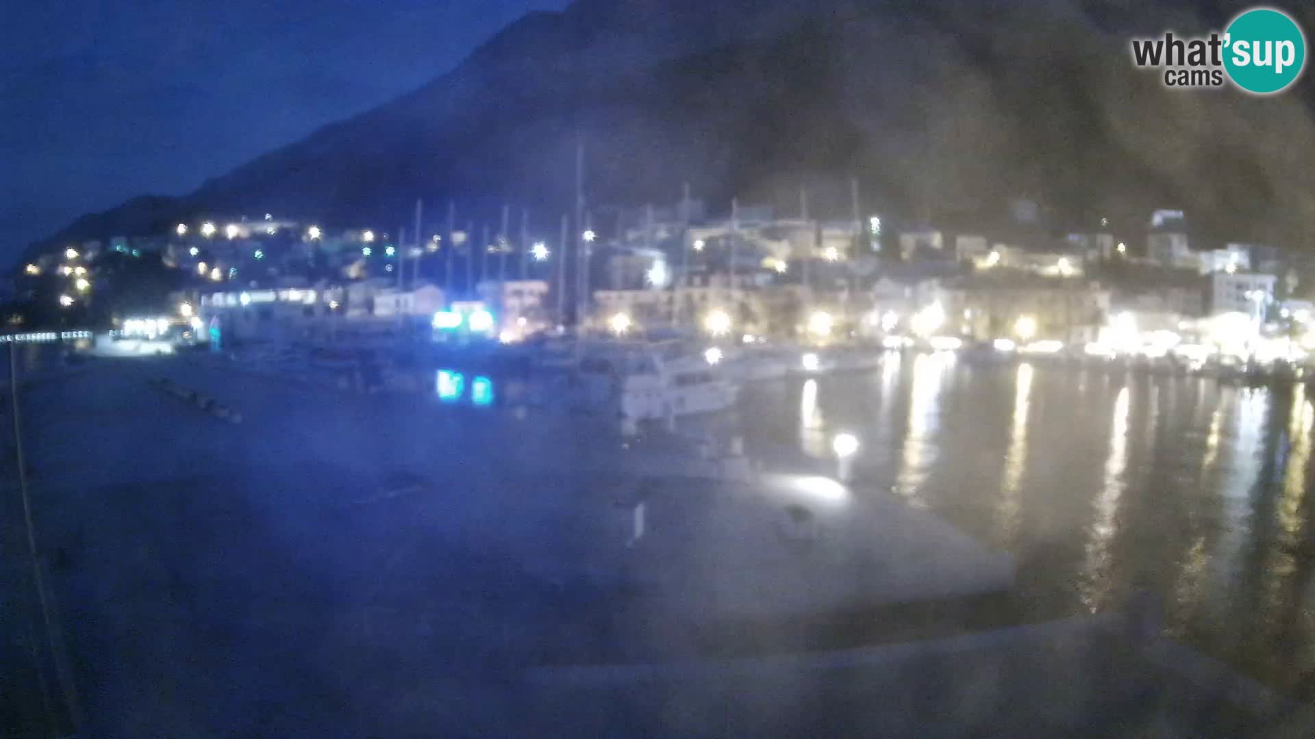 Webcam Basca Voda –  Vista desde el puerto deportivo de la ciudad y la montaña Biokovo