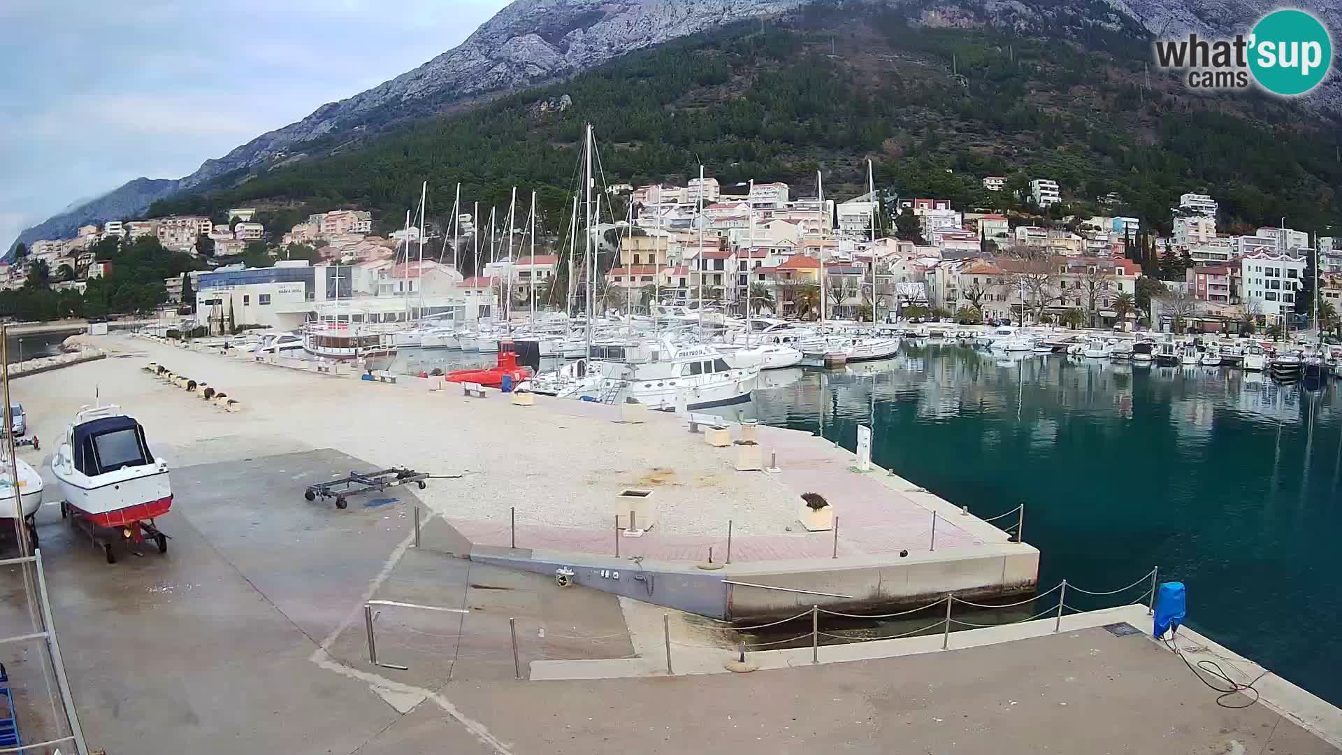 Vue du port de plaisance de la ville et la montagne Biokovo