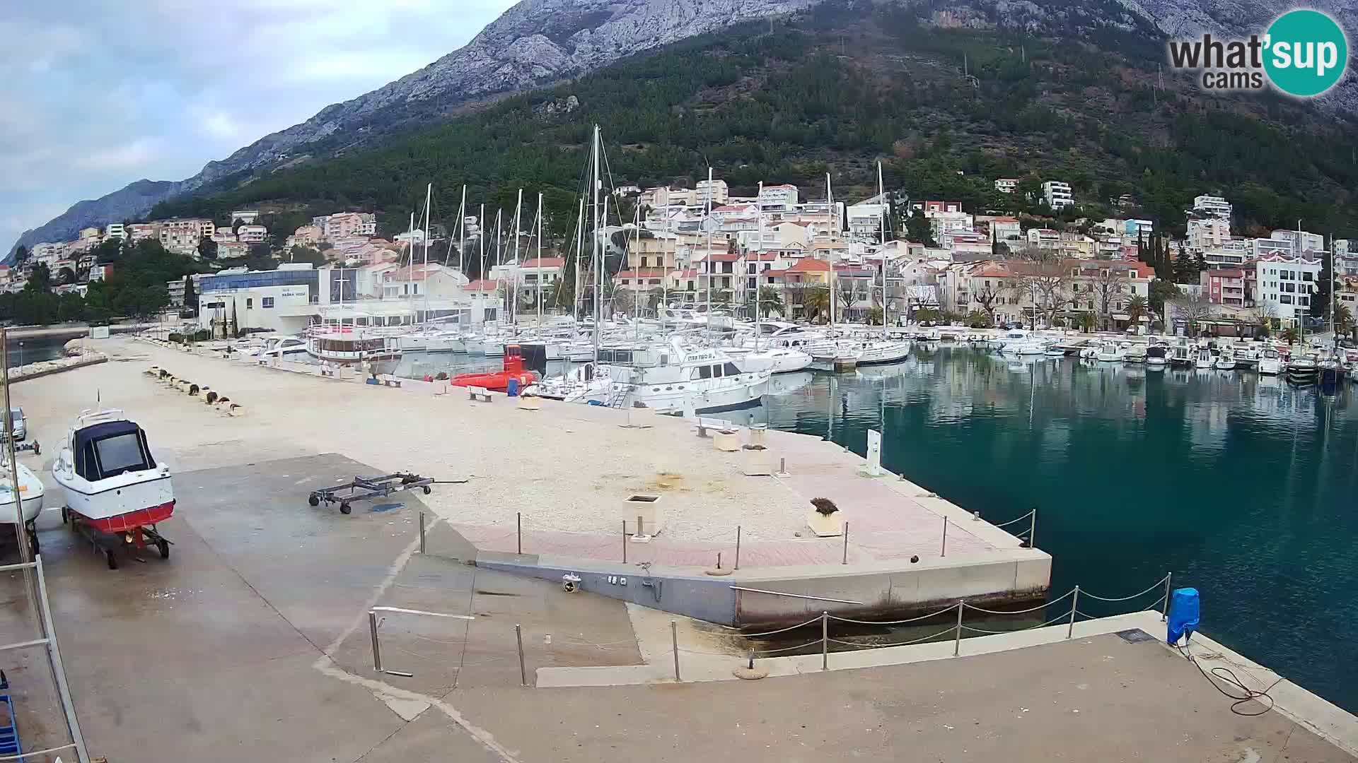 Webcam Basca Voda –  Vista desde el puerto deportivo de la ciudad y la montaña Biokovo