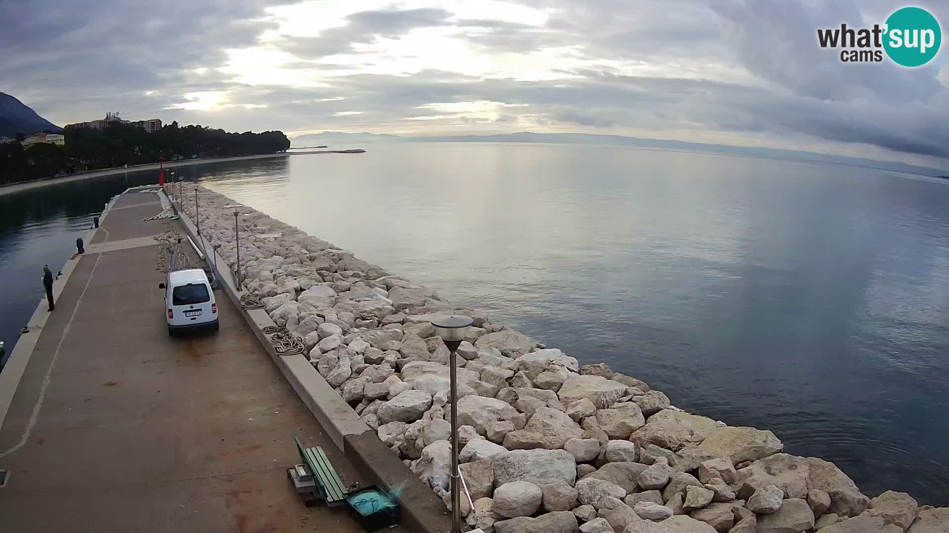 Webcam Basca Voda –  Vista desde el puerto deportivo de la ciudad y la montaña Biokovo