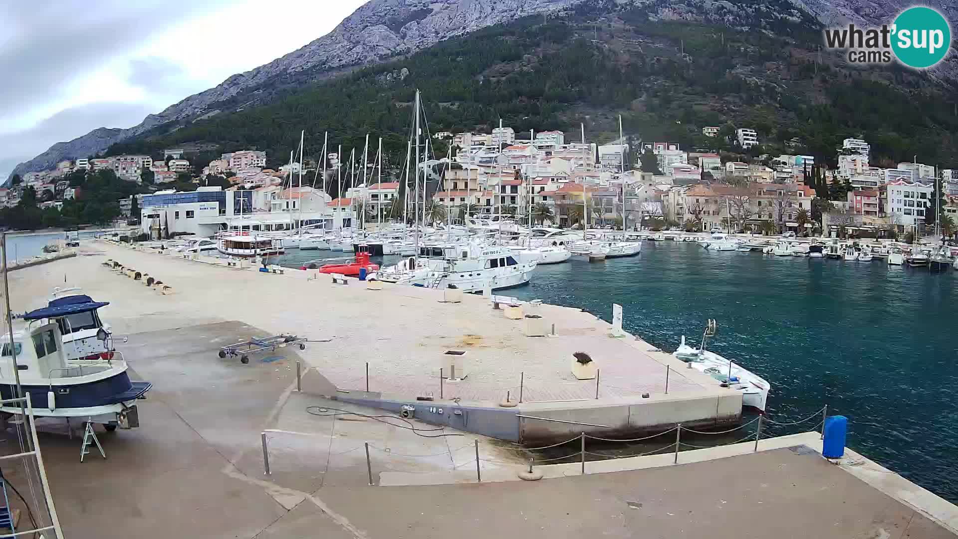 Webcam Basca Voda –  Vista desde el puerto deportivo de la ciudad y la montaña Biokovo