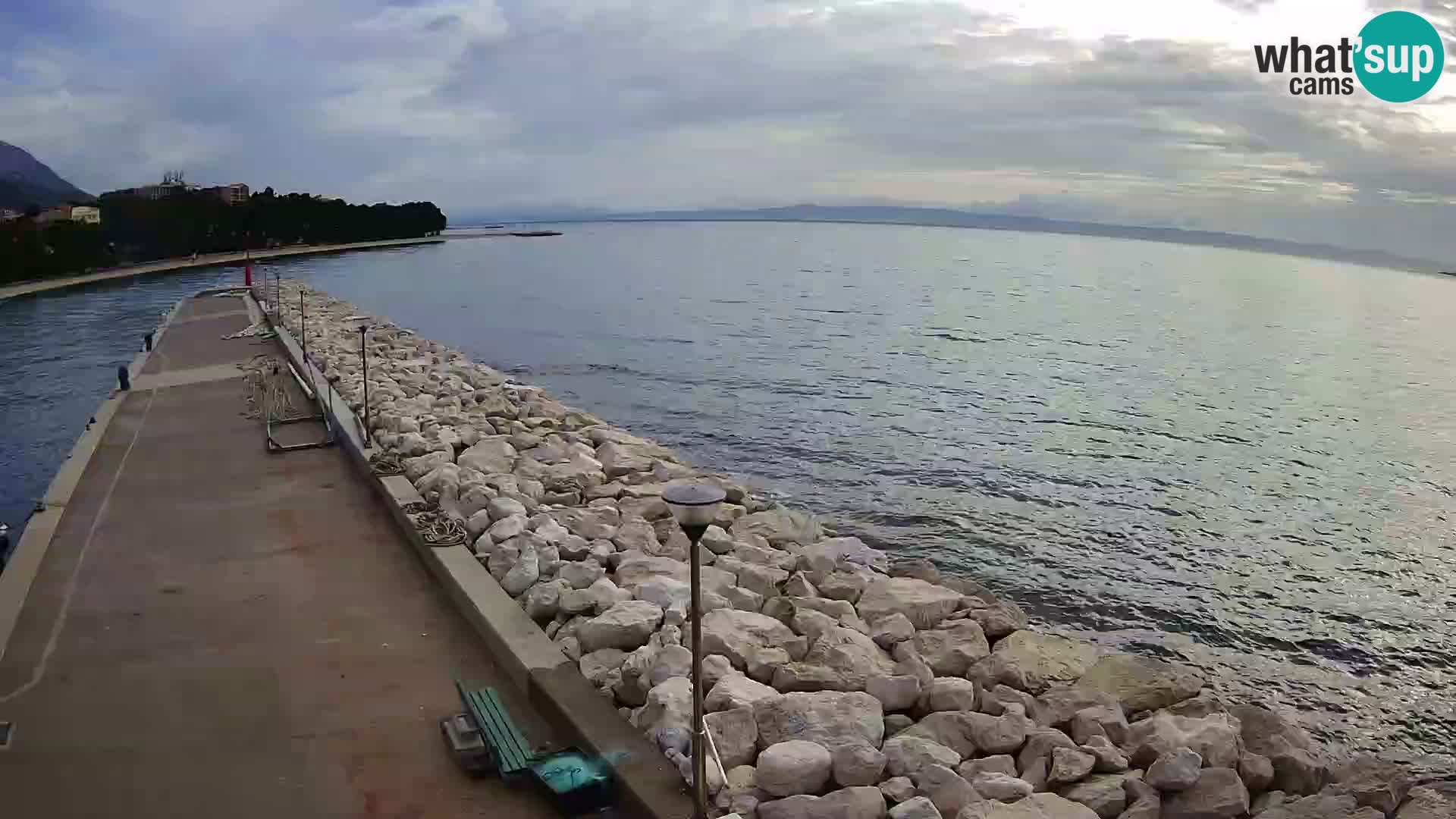 Vue du port de plaisance de la ville et la montagne Biokovo