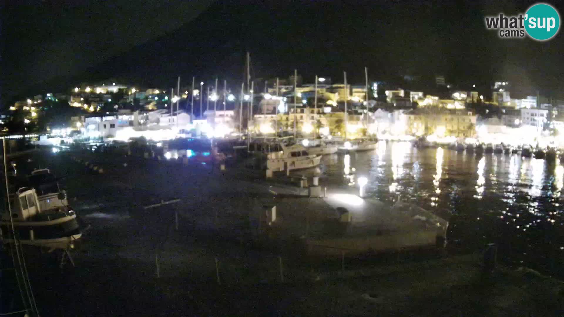 Vue du port de plaisance de la ville et la montagne Biokovo