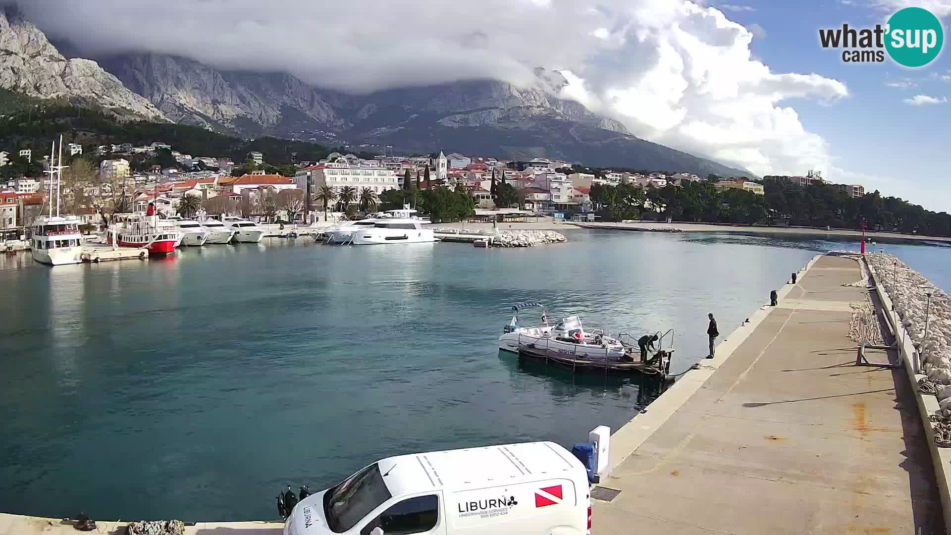 Vue du port de plaisance de la ville et la montagne Biokovo