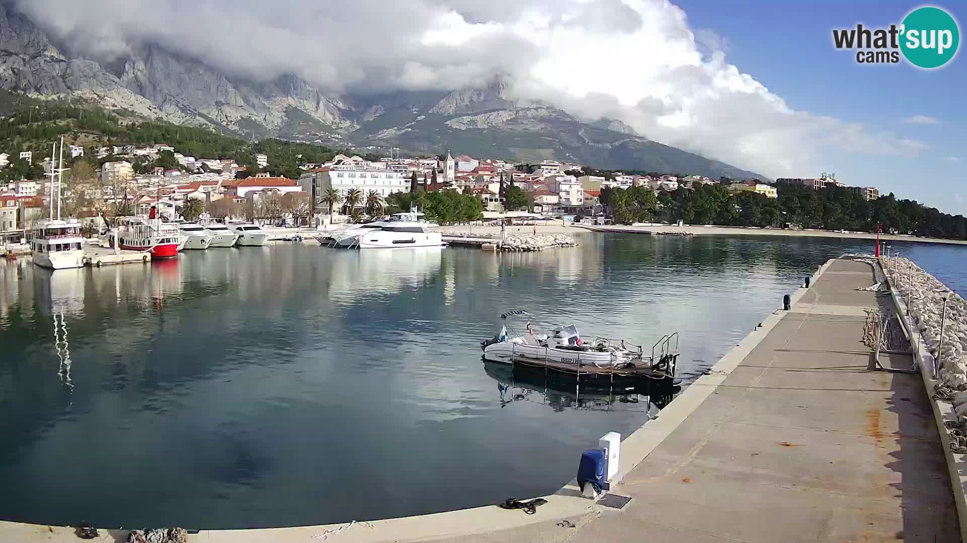 Vue du port de plaisance de la ville et la montagne Biokovo