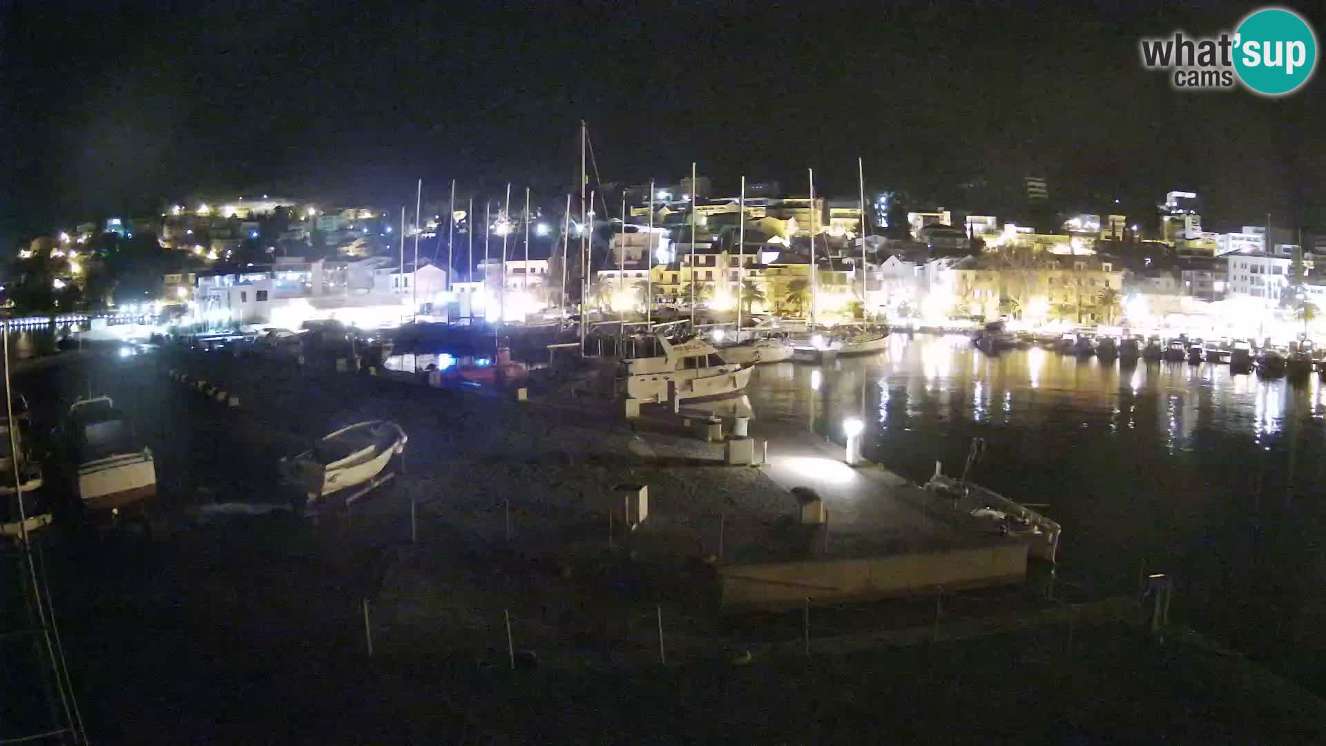 Vue du port de plaisance de la ville et la montagne Biokovo