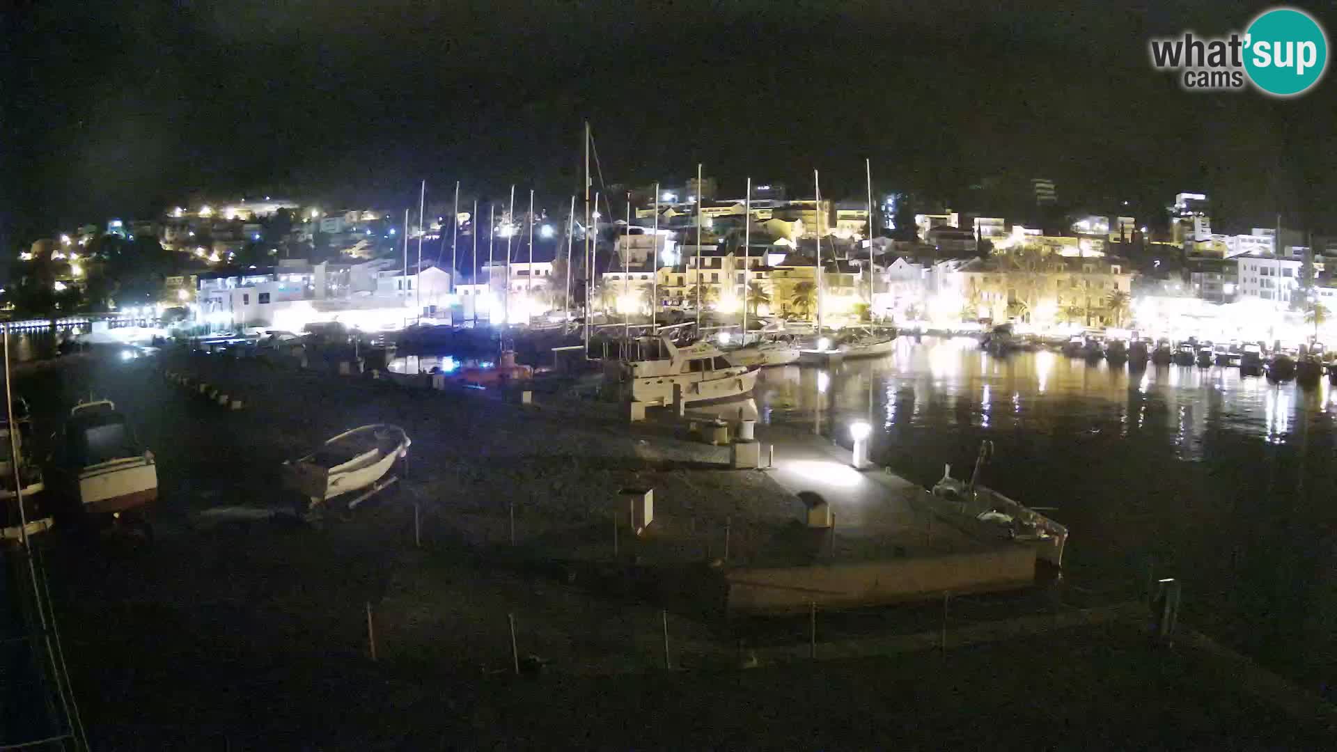 Vue du port de plaisance de la ville et la montagne Biokovo