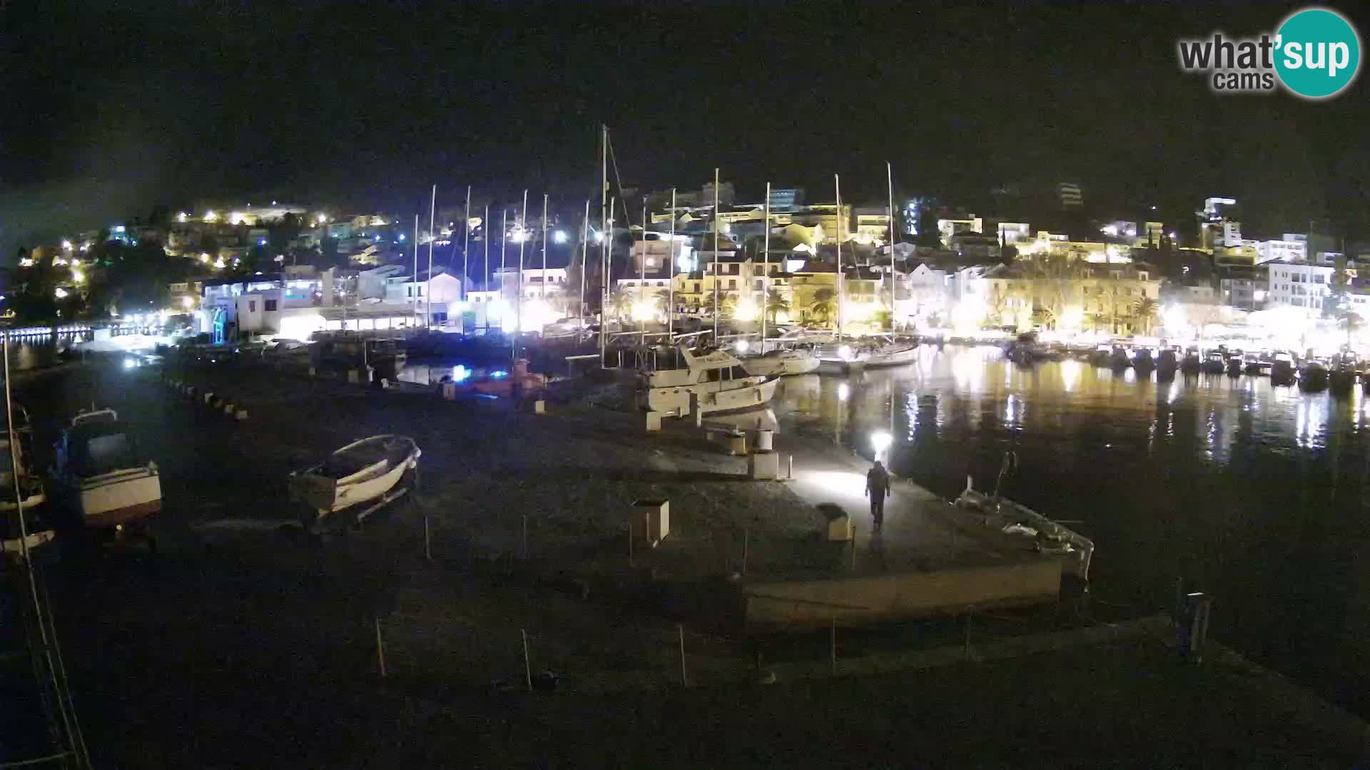 Vue du port de plaisance de la ville et la montagne Biokovo