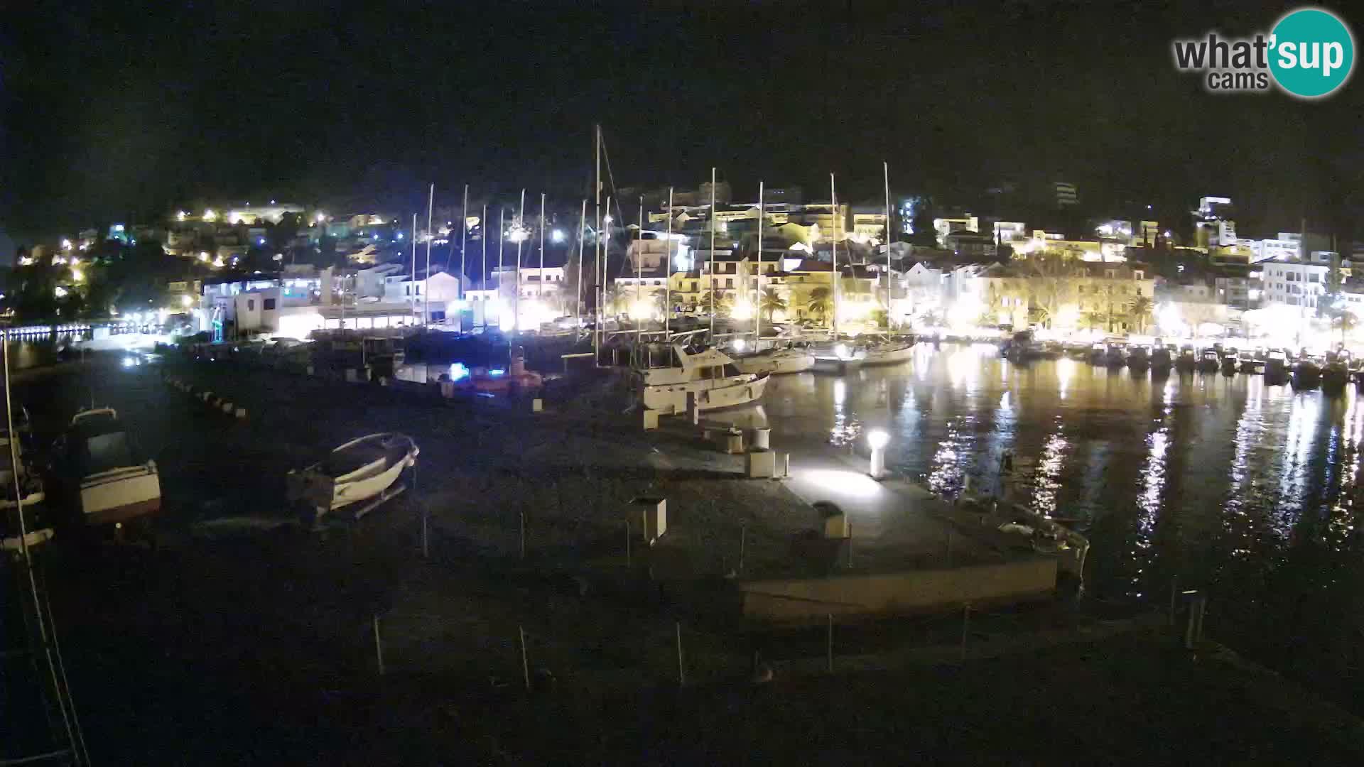 Vue du port de plaisance de la ville et la montagne Biokovo