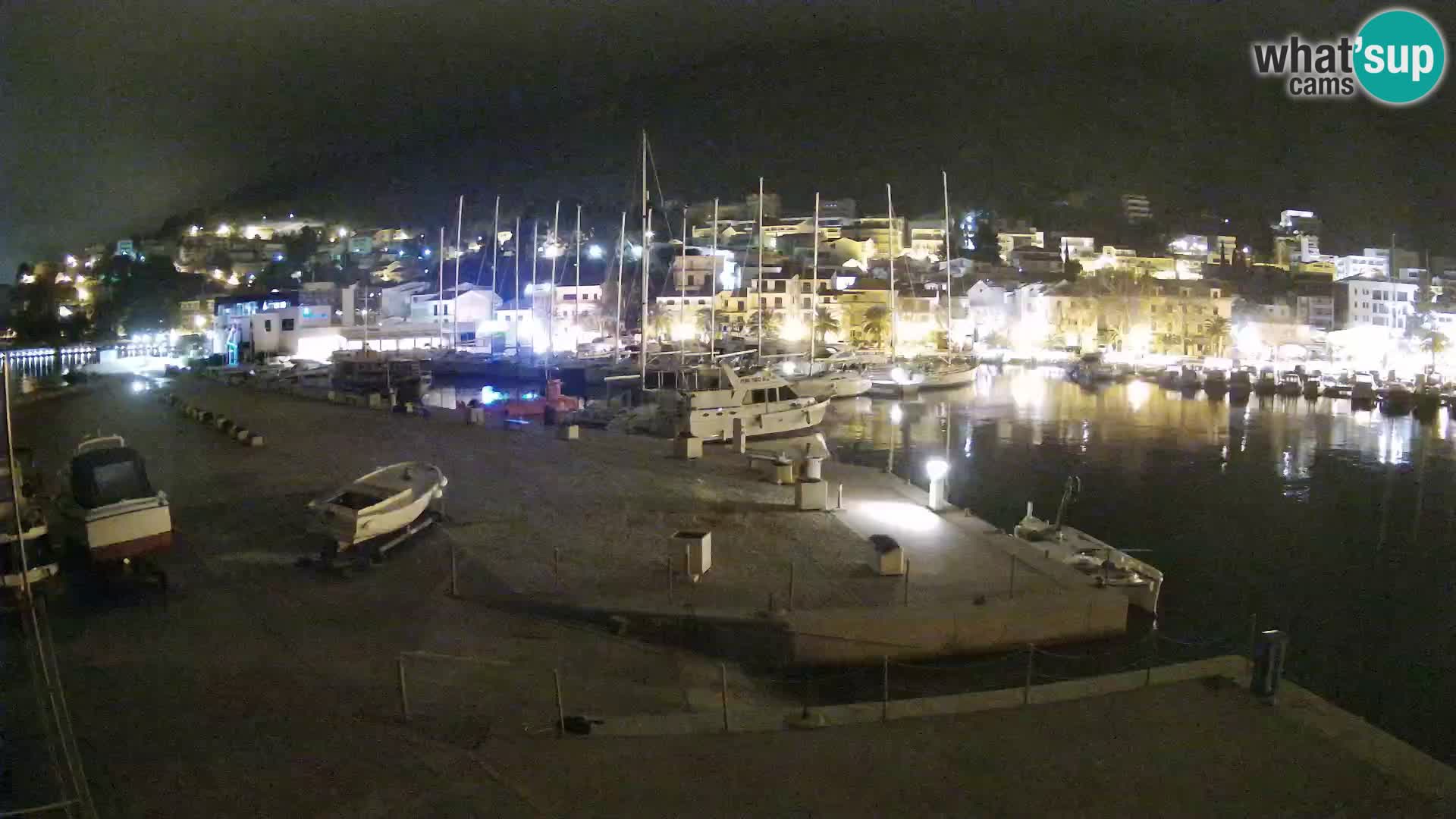 Vue du port de plaisance de la ville et la montagne Biokovo