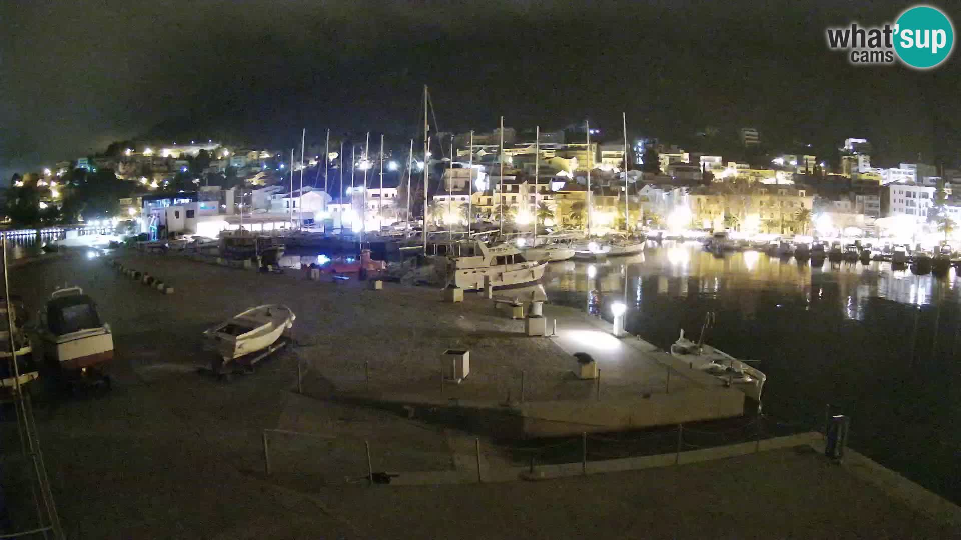 Vue du port de plaisance de la ville et la montagne Biokovo