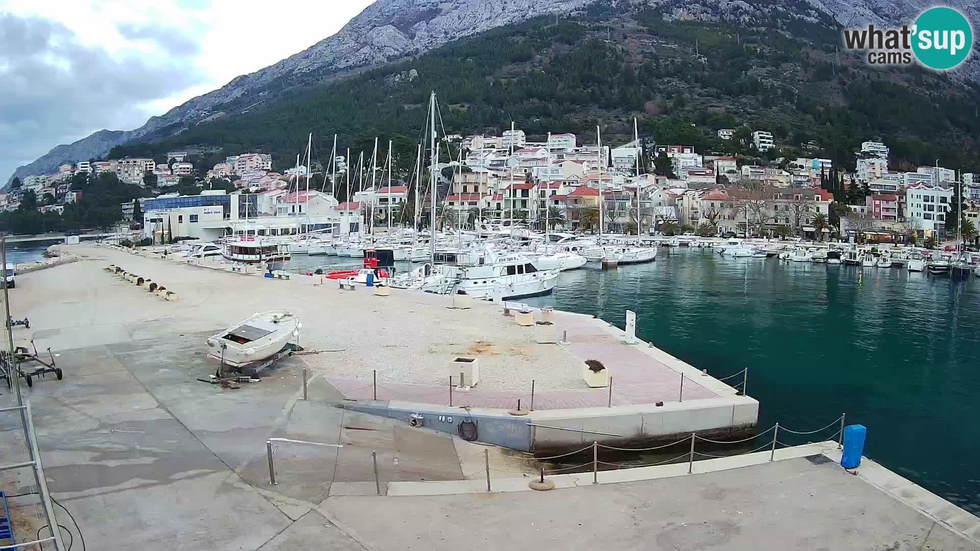 Webcam Basca Voda –  Vista desde el puerto deportivo de la ciudad y la montaña Biokovo