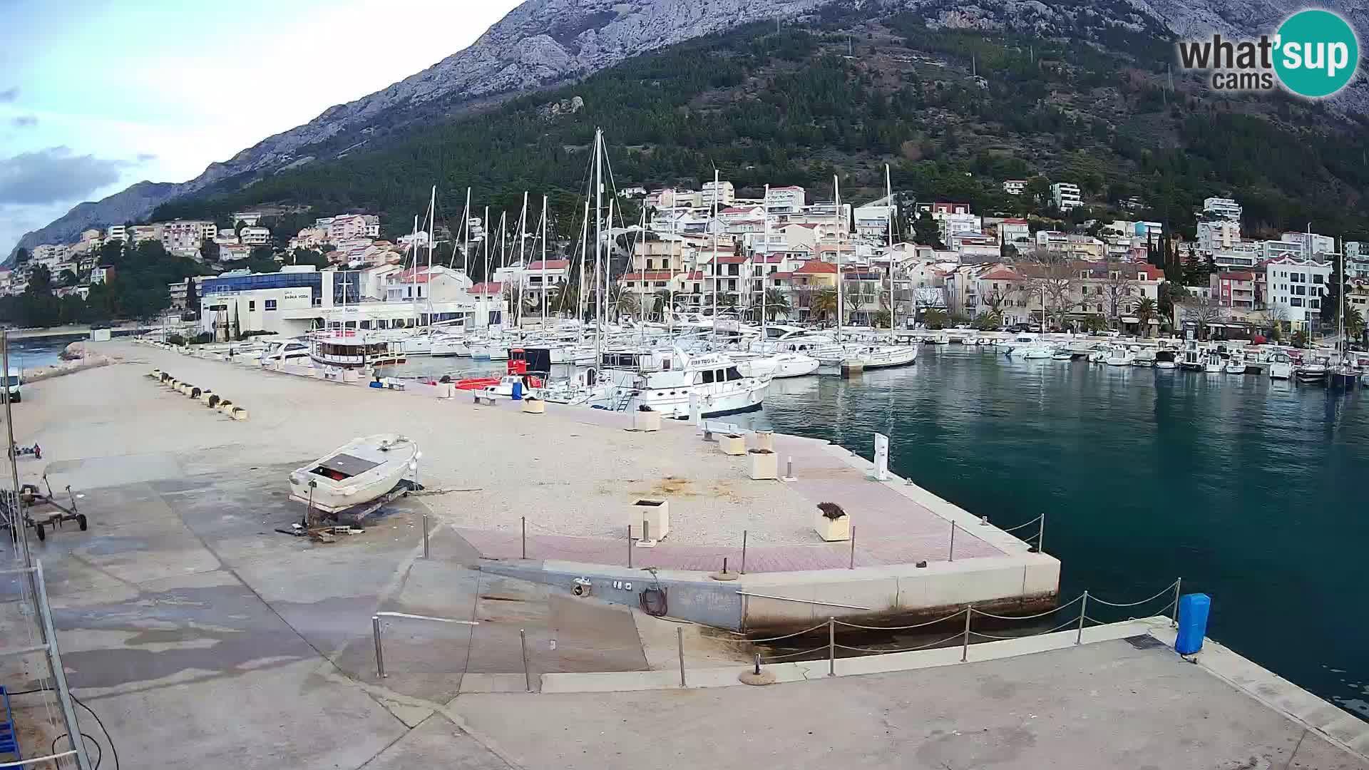 Webcam Basca Voda –  Vista desde el puerto deportivo de la ciudad y la montaña Biokovo