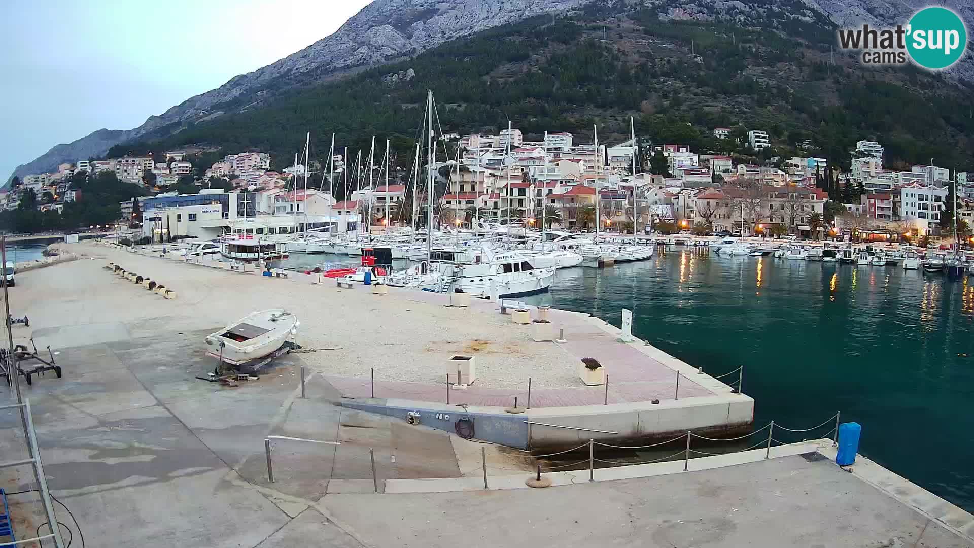 Webcam Basca Voda –  Vista desde el puerto deportivo de la ciudad y la montaña Biokovo