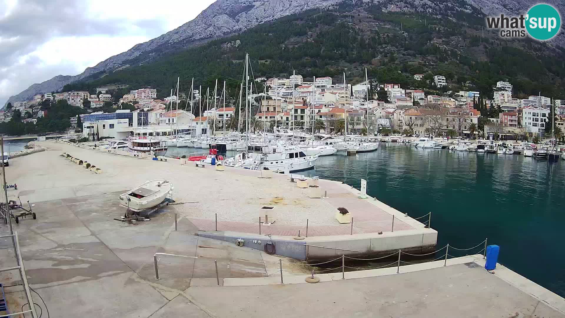 Vue du port de plaisance de la ville et la montagne Biokovo