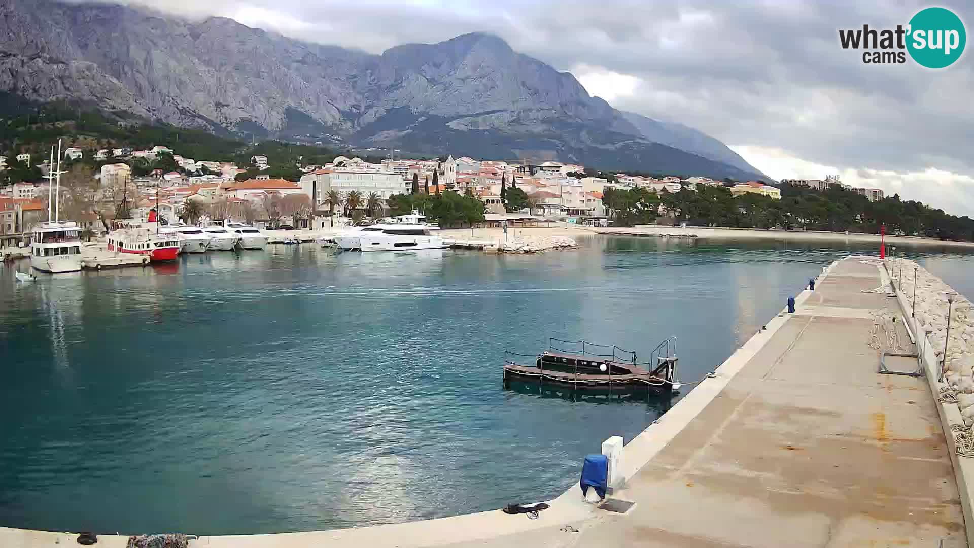 Webcam Basca Voda –  Vista desde el puerto deportivo de la ciudad y la montaña Biokovo