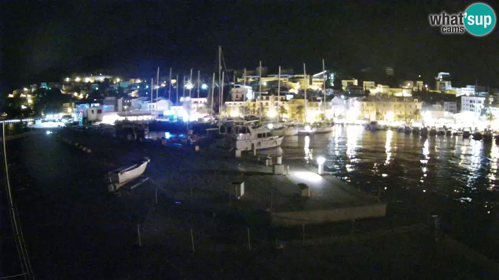 Vue du port de plaisance de la ville et la montagne Biokovo