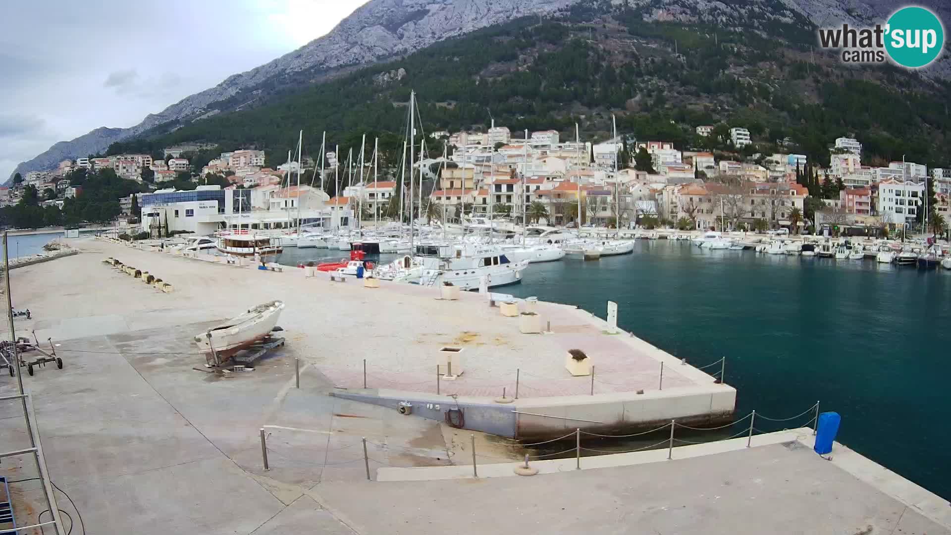 Webcam Basca Voda –  Vista desde el puerto deportivo de la ciudad y la montaña Biokovo