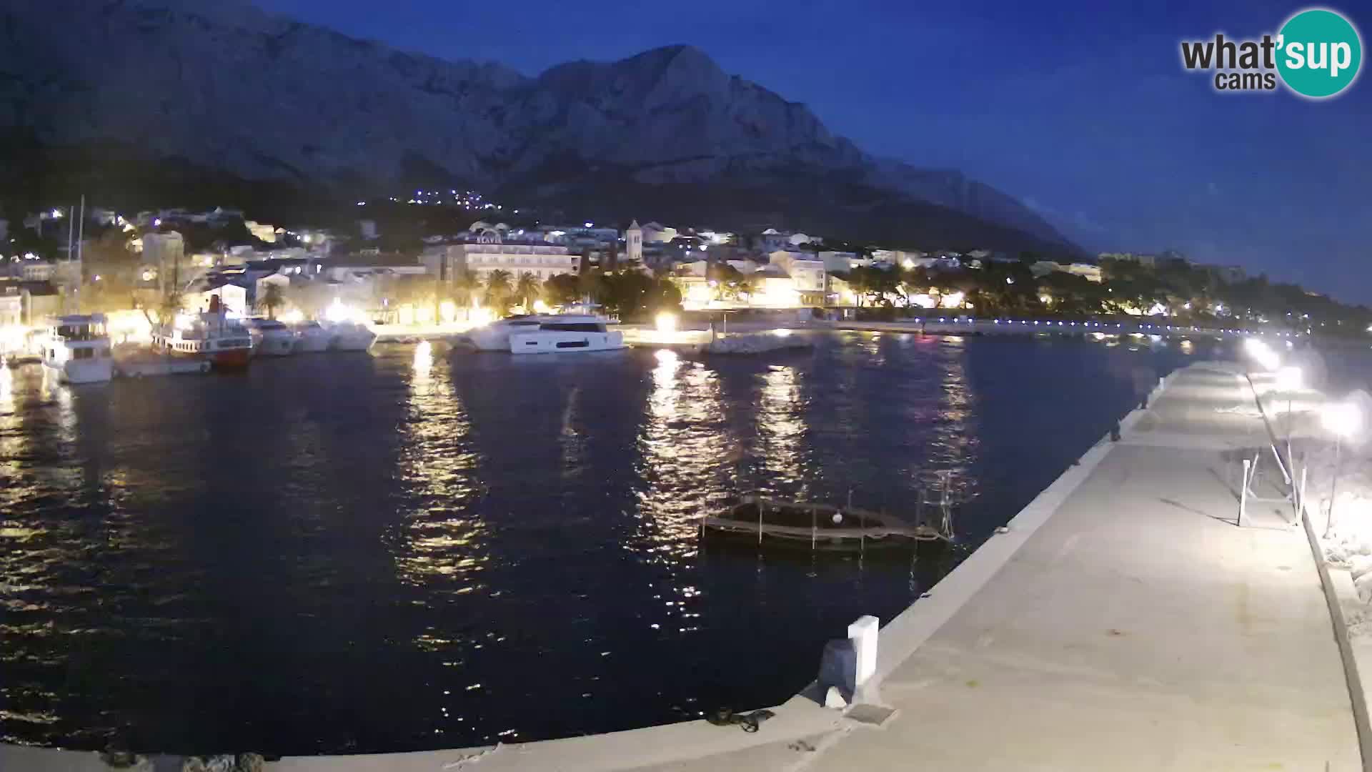 Vue du port de plaisance de la ville et la montagne Biokovo