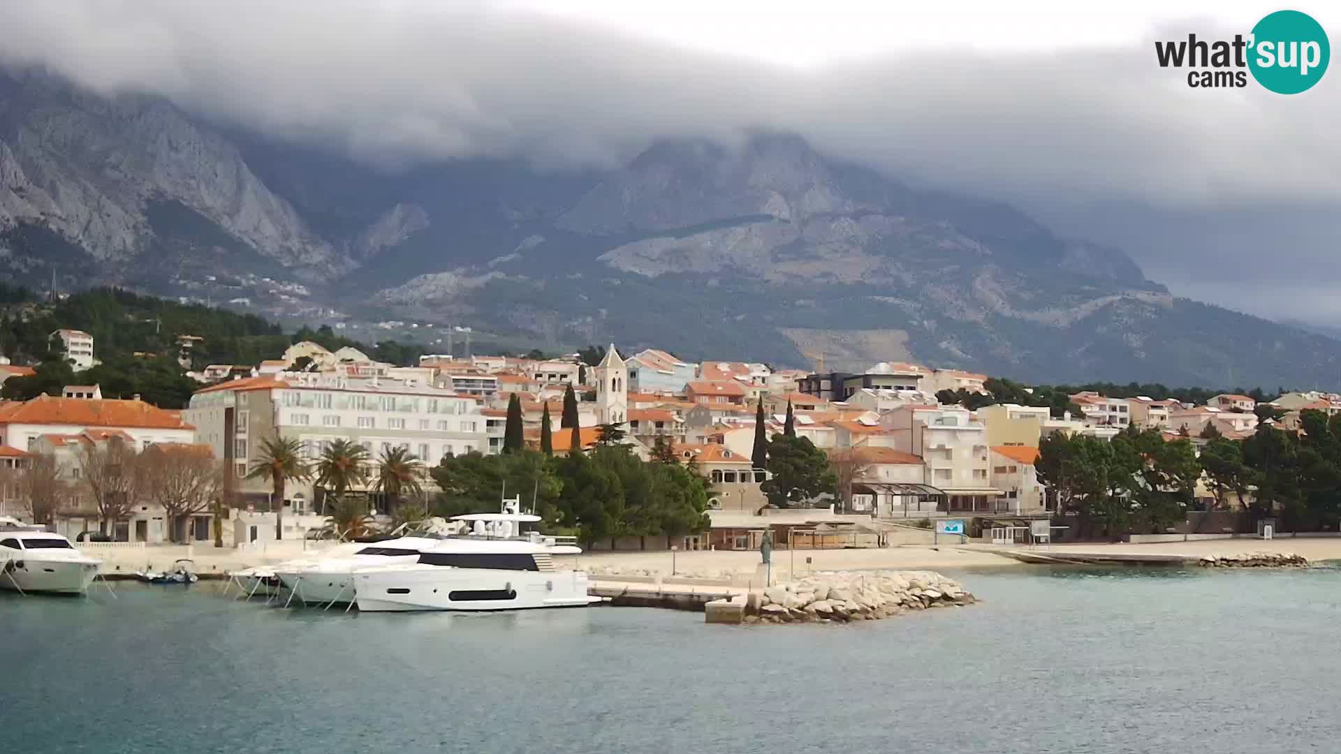 Webcam Basca Voda –  Vista desde el puerto deportivo de la ciudad y la montaña Biokovo