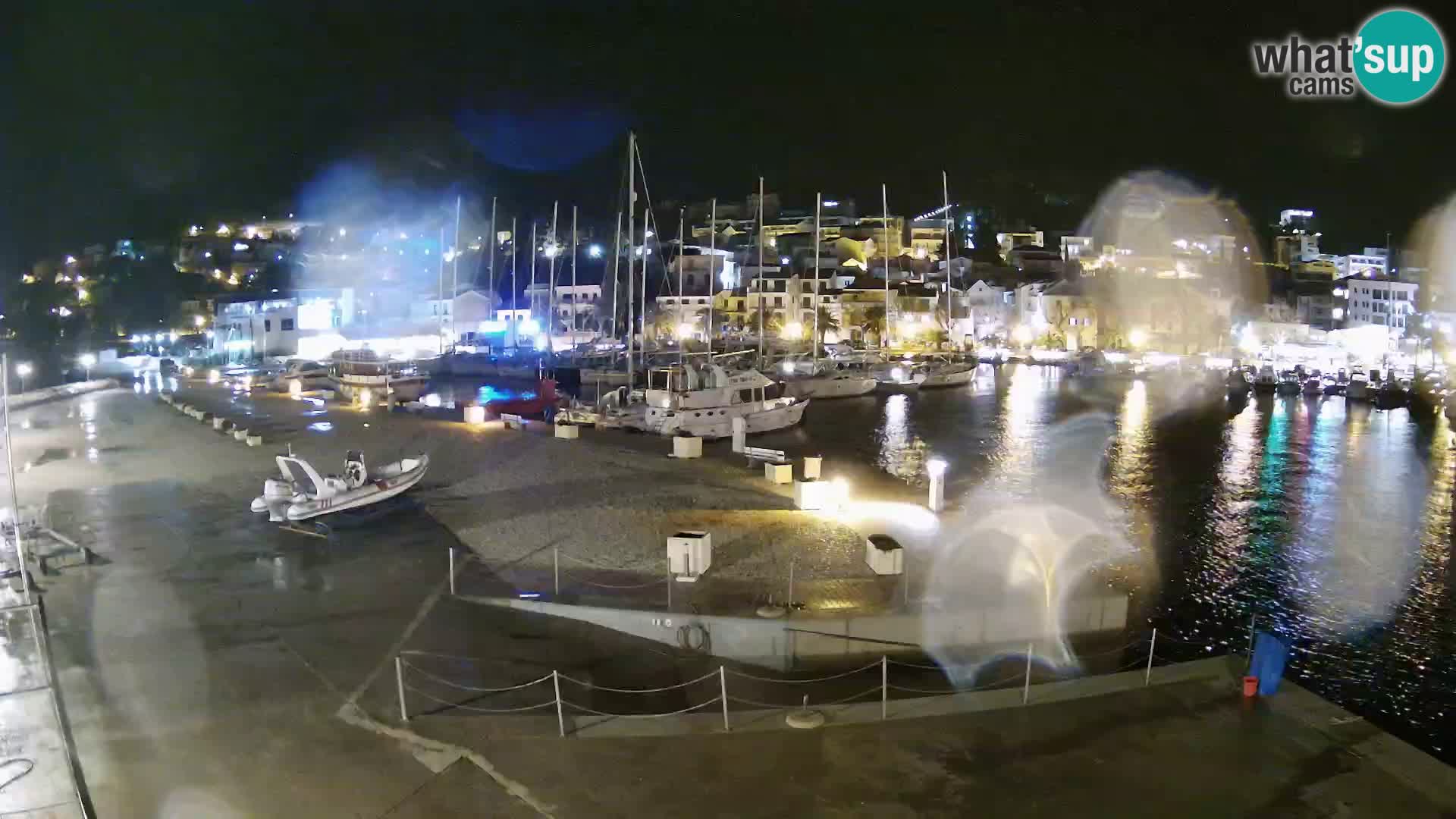 Webcam Basca Voda –  Vista desde el puerto deportivo de la ciudad y la montaña Biokovo