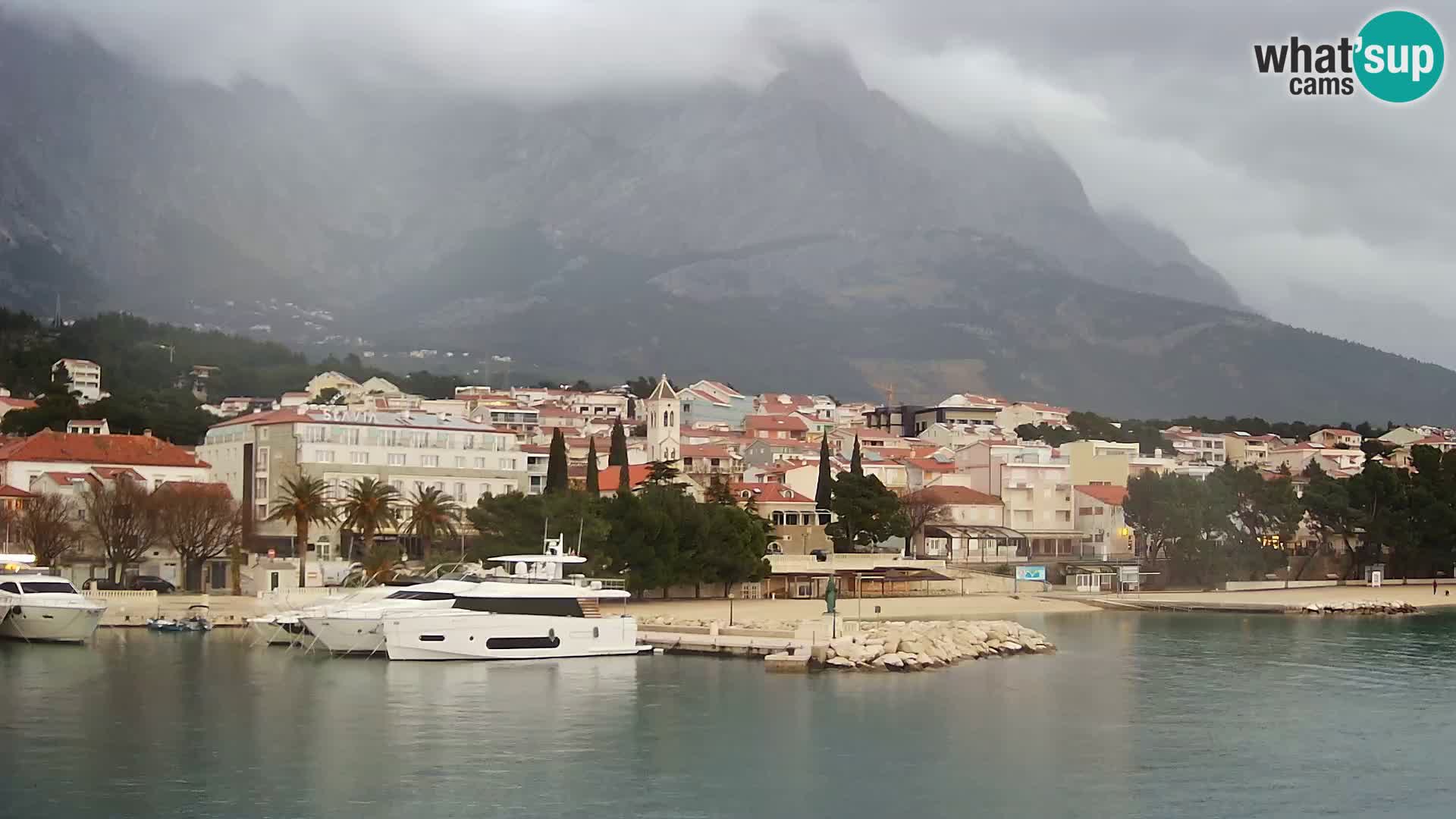 Vue du port de plaisance de la ville et la montagne Biokovo