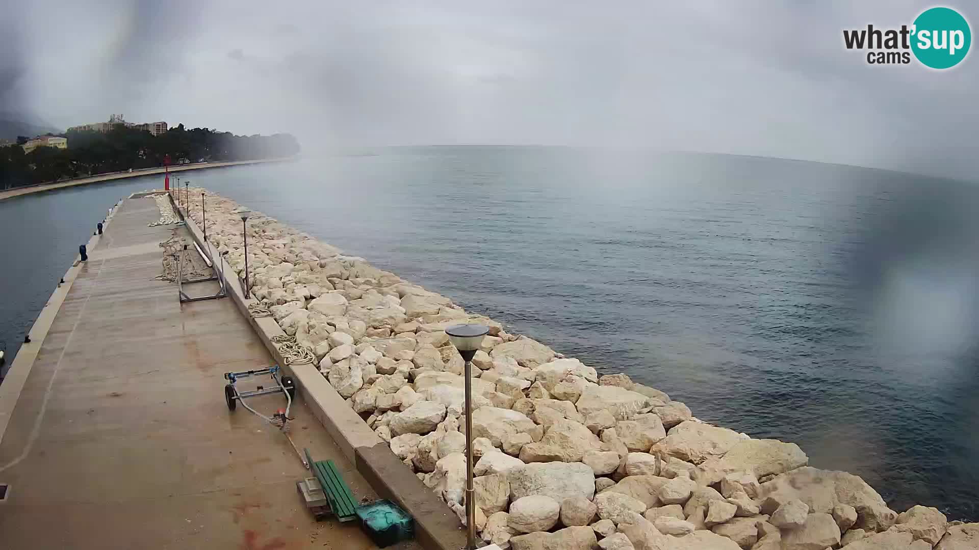 Vue du port de plaisance de la ville et la montagne Biokovo