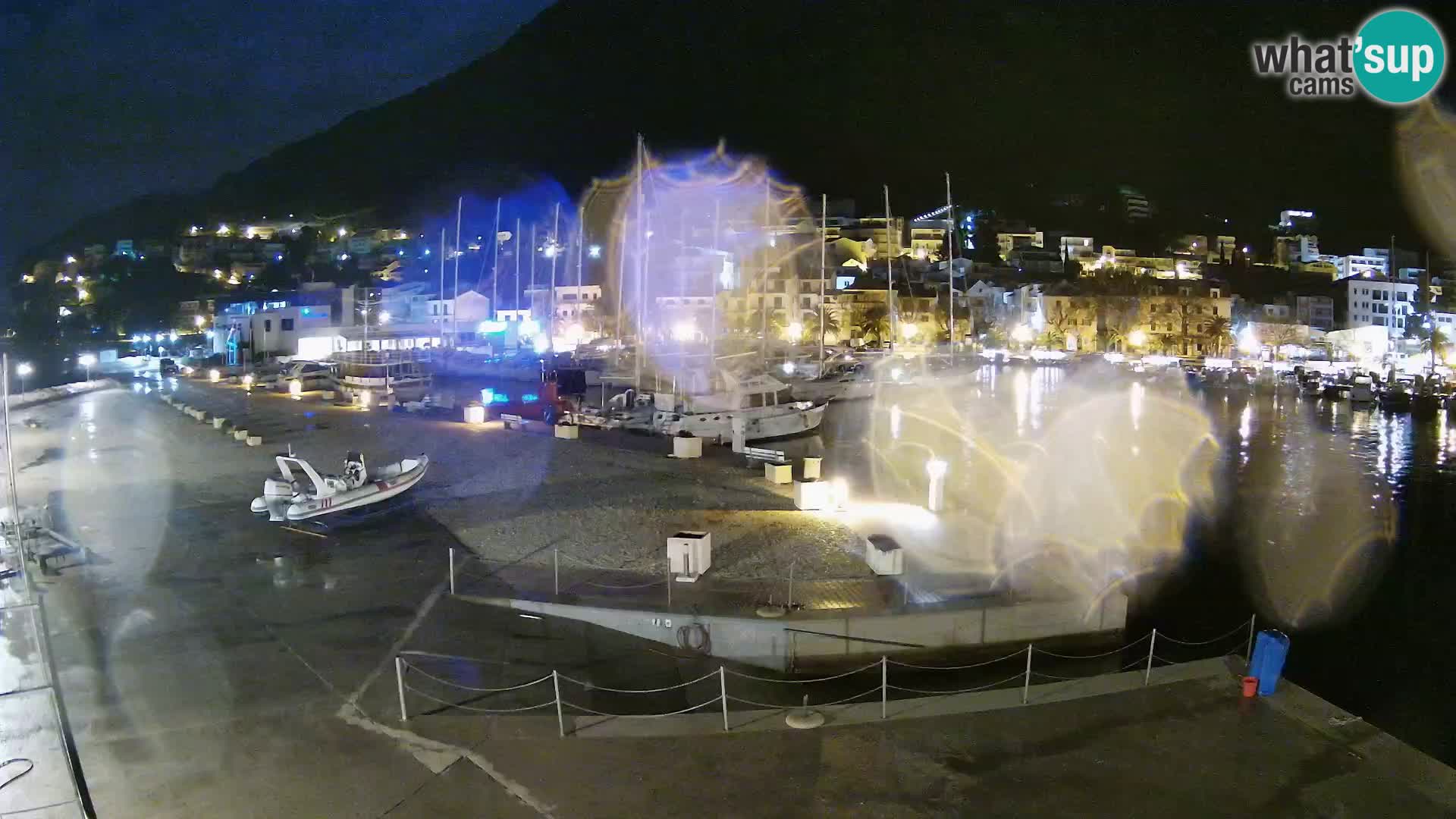 Vue du port de plaisance de la ville et la montagne Biokovo