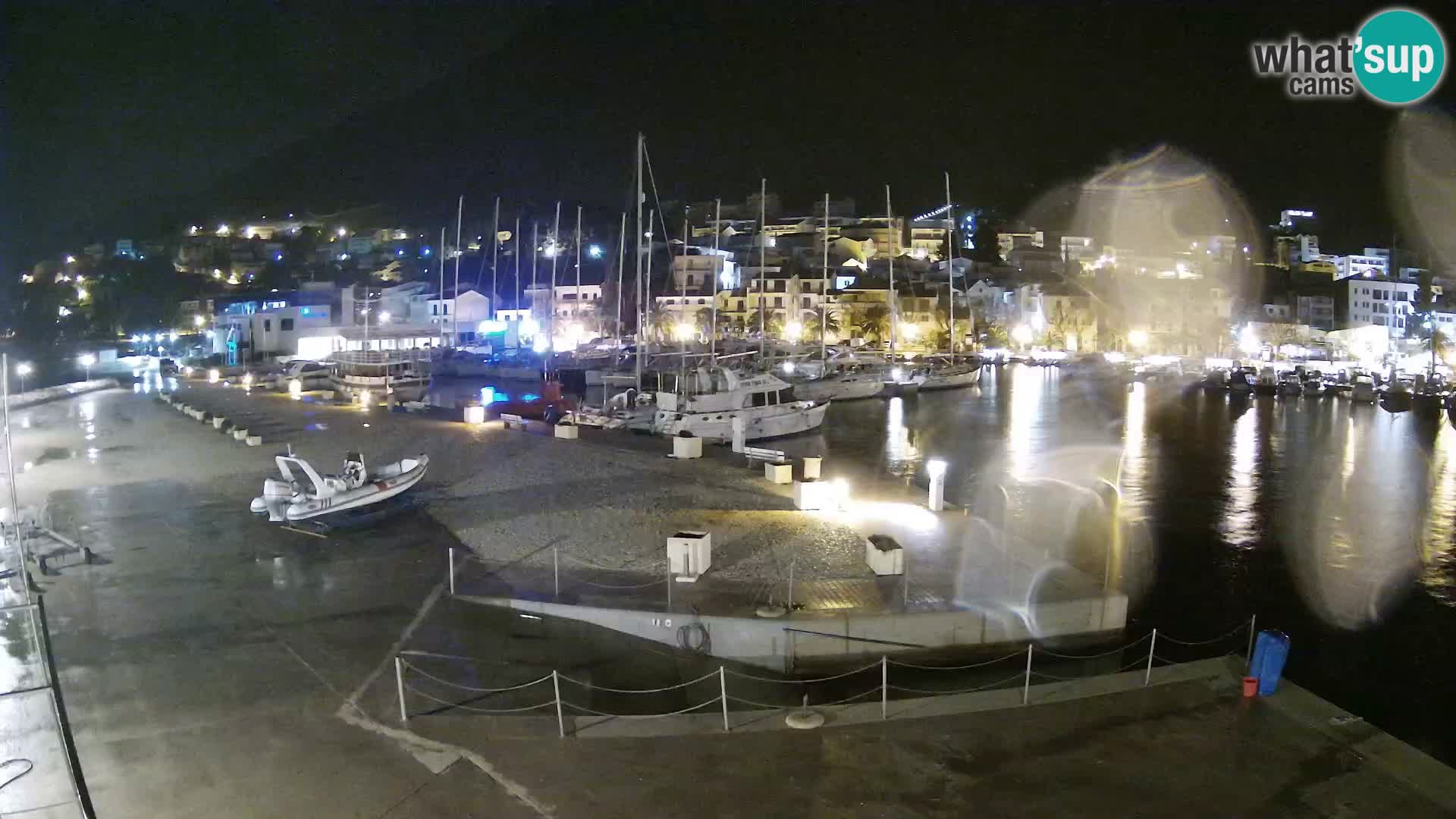 Vue du port de plaisance de la ville et la montagne Biokovo