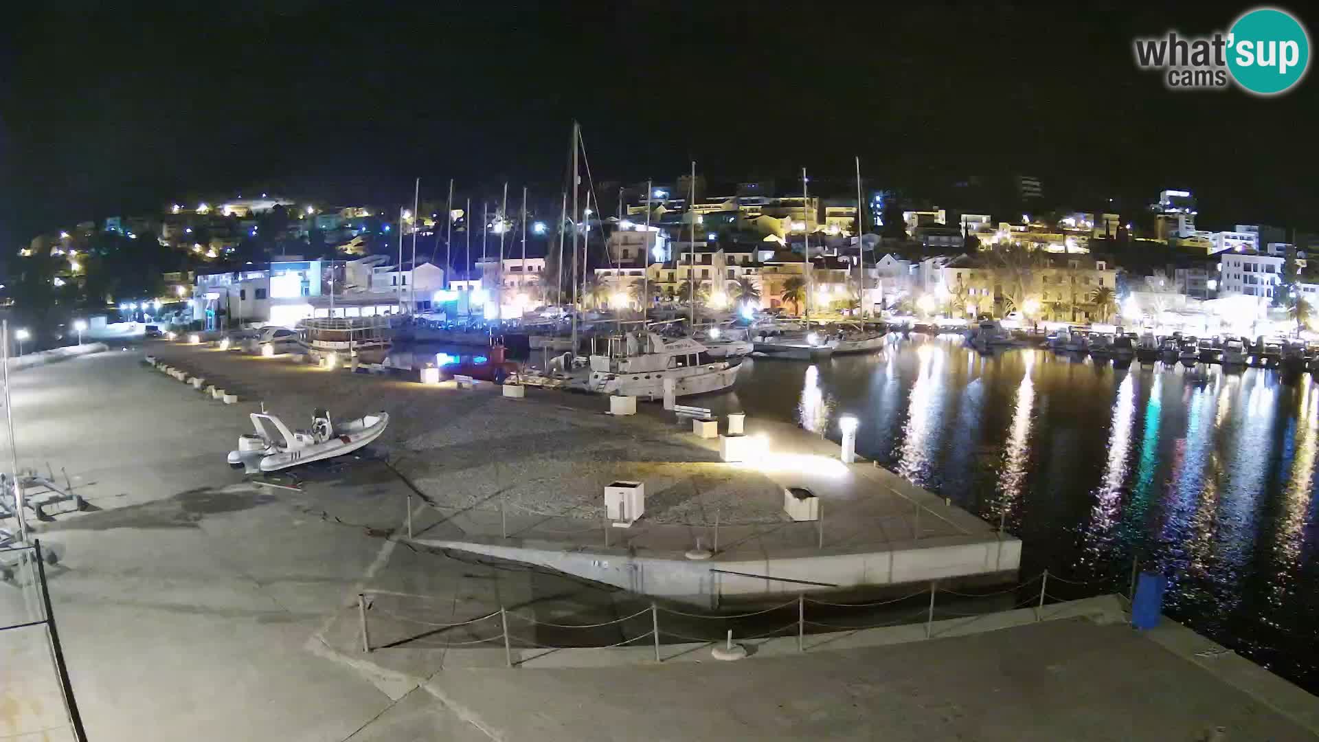 Vue du port de plaisance de la ville et la montagne Biokovo