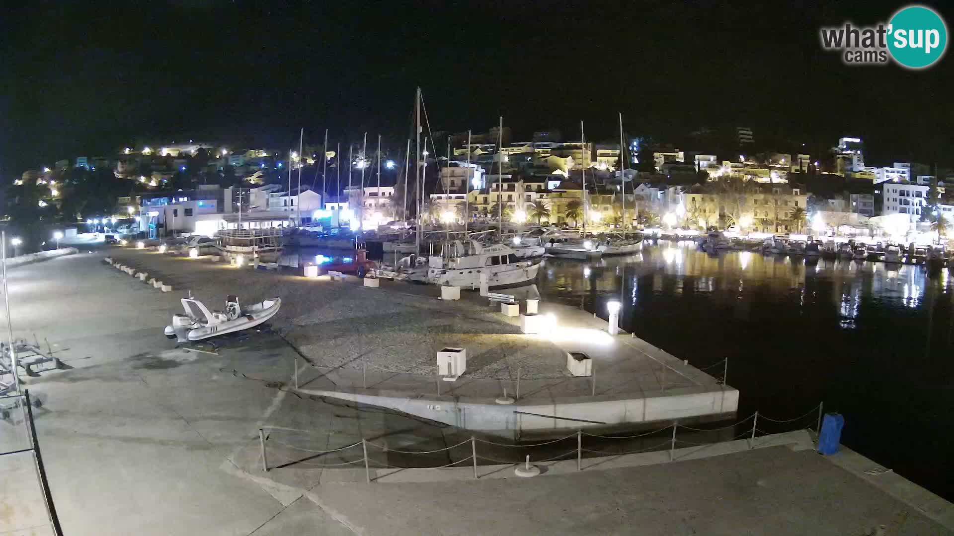 Vue du port de plaisance de la ville et la montagne Biokovo