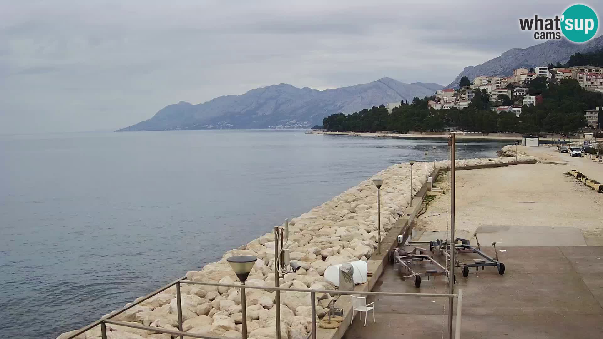 Webcam Basca Voda –  Vista desde el puerto deportivo de la ciudad y la montaña Biokovo