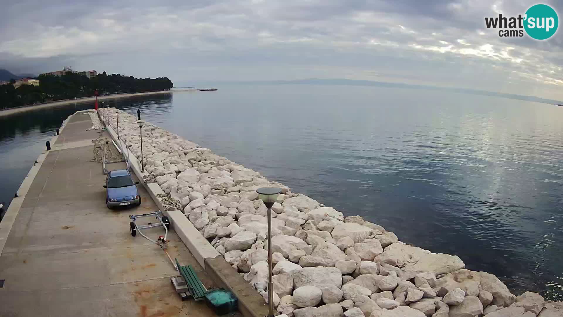 Webcam Basca Voda –  Vista desde el puerto deportivo de la ciudad y la montaña Biokovo