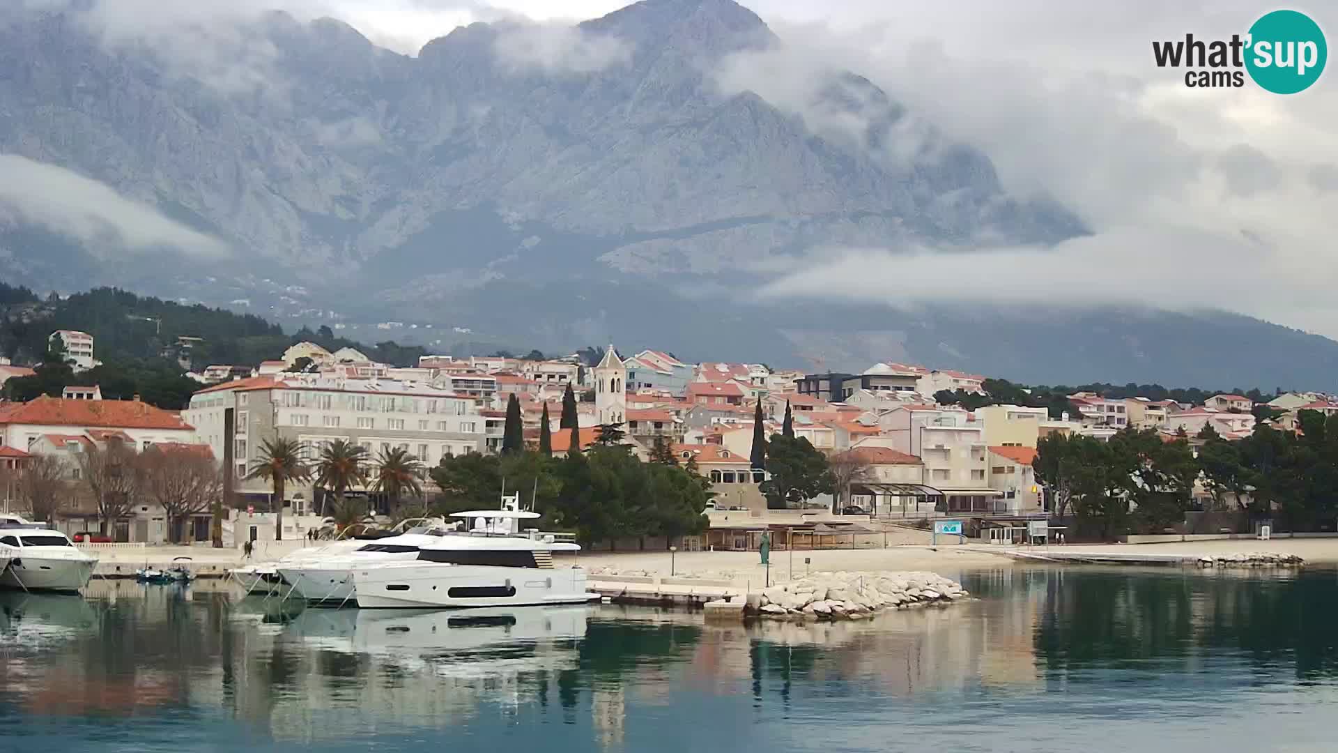 Vue du port de plaisance de la ville et la montagne Biokovo