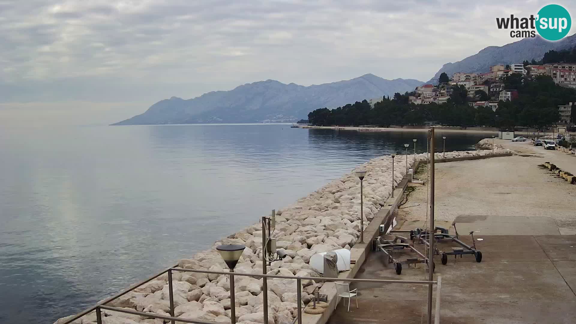 Vue du port de plaisance de la ville et la montagne Biokovo