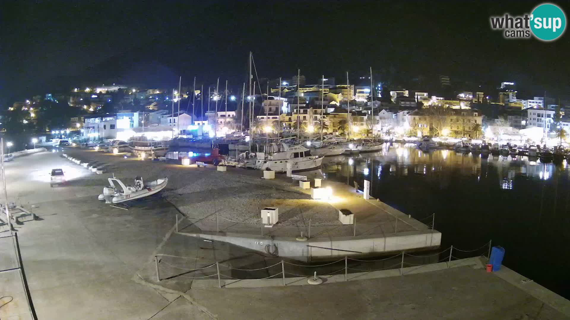 Vue du port de plaisance de la ville et la montagne Biokovo