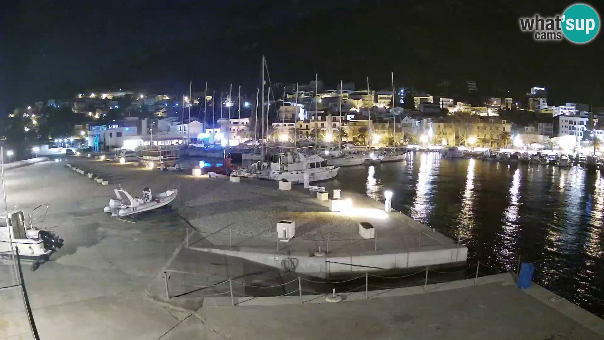 Vue du port de plaisance de la ville et la montagne Biokovo